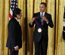 El presidente de los Estados Unidos Barack Obama otorga la medalla de las artes a Al Pacino